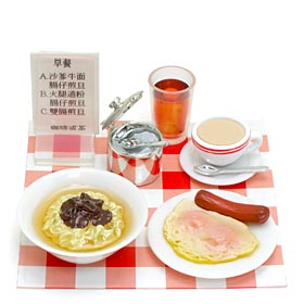 牛肉のサテー風味のせインスタントラーメン/目玉焼き2個とソーセージ/コーヒーか紅茶