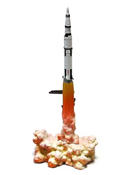 離床するサターンV型ロケット