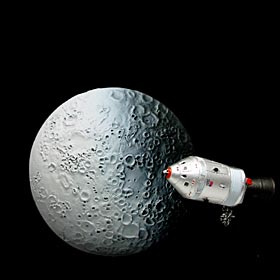 月の暗黒面から出るアポロ8号